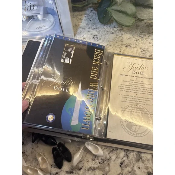 Franklin Mint Jackie Kennedy Doll with Wardrobe Trunk Outfits Accessories Book - Picture 10 of 16